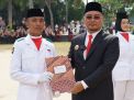 Direktur Pendidikan Diniyyah Al-Azhar Berikan Sertifikat Apresiasi kepada Paskibra SMA IT Diniyyah Al-Azhar