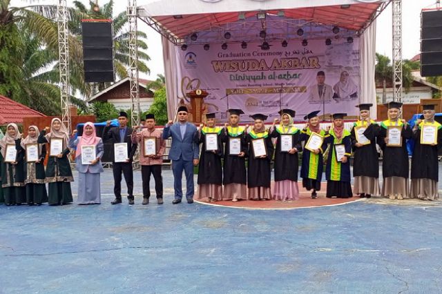 Diniyyah Al-Azhar Sukses Gelar Wisuda Akbar, Ini Dia Santri dan Guru Terbaik Peraih Diaz Award 2023