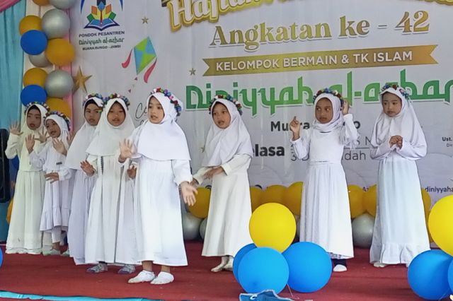 Haflah Akhirussanah, Begini Keceriaan Anak Kelompok bermain dan TK Islam Diniyyah Al-Azhar Saat Tampil