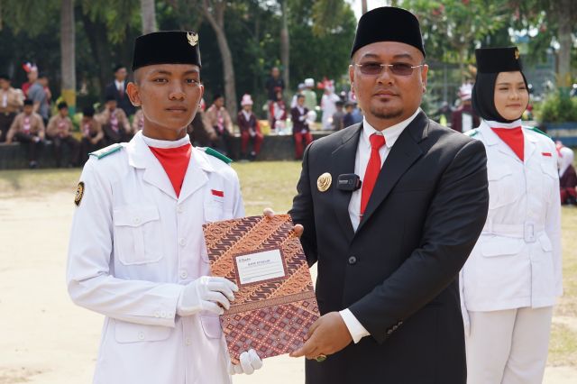 Direktur Pendidikan Diniyyah Al-Azhar Berikan Sertifikat Apresiasi kepada Paskibra SMA IT Diniyyah Al-Azhar