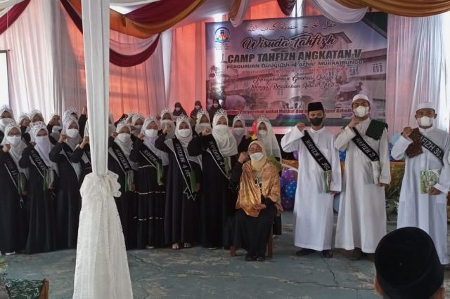 Wisuda Akbar Tahfizh Al-Qur'an Angkatan ke-5 Diniyyah Al-Azhar Bungo Jambi, Ini yang Diharapkan Umi Hj Rosmaini MS