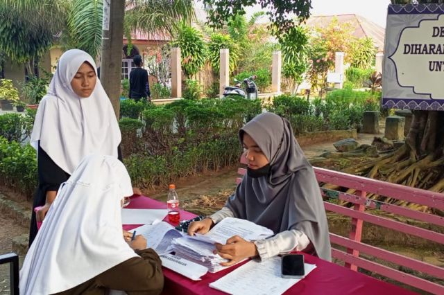 Hari Ini, Ratusan Santri Pondok Pesantren Diniyyah Al-Azhar Mulai Masuk Asrama....