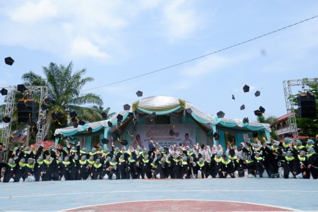 235 Santri Pondok Pesantren Diniyyah Al-Azhar di Wisuda Akbar 2022, Yuk Tonton Video Lengkapnya....