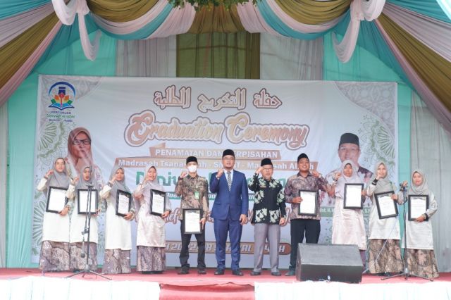 Ini Dia Santri Wisudawan Terbaik dan Guru Terbaik Diniyyah Al-Azhar Bungo yang Terima Diaz Award 2022