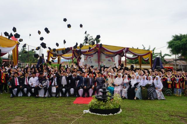 Spektakuler! 193 Siswa-siswi Diniyyah Al-Azhar Jambi di Wisuda Akbar, Lulusan Terbaik: Kami Sangat Bangga & Berterima Kasih