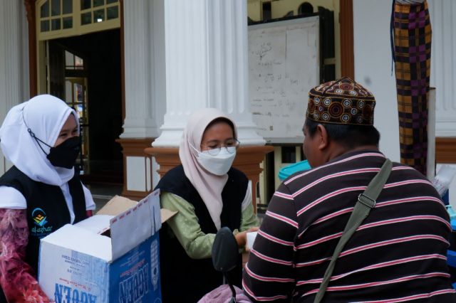 Lagi! Diaz Care Gelar Maidaturrahman, Bagi Nasi Kotak ke Jemaah dan Masyarakat di Masjid Raya Bangko