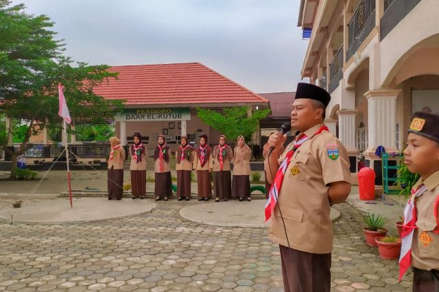 Ustadz Musrifin Pimpin Upacara HUT Pramuka ke-62 di Diniyyah Al-Azhar Tebo