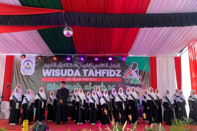 Wisuda Tahfidz Al-Qur'an SD IT Diniyyah Al-Azhar Bungo Berlangsung Semarak dan Haru