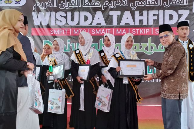 Ini Dia Wisudawan Terbaik Tahfizh Al-Qur'an Diniyyah Al-Azhar, Ada yang Hafal 30 Juz....