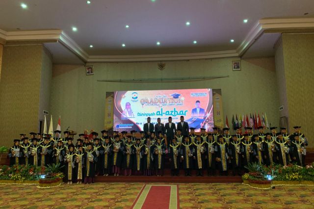 Sebanyak 211 Siswa Diniyyah Al-Azhar Jambi di Wisuda Akbar