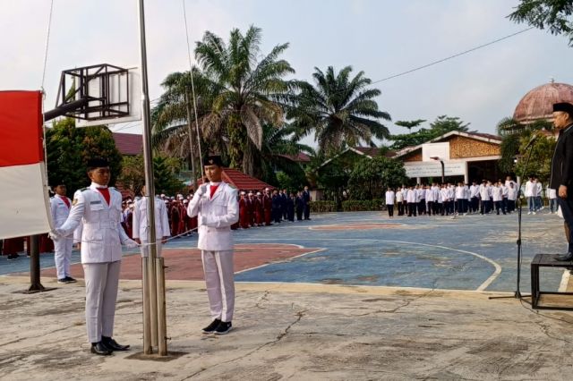 Upacara Perdana Pengibaran Bendera Merah Putih di Diniyyah Al-Azhar Bungo