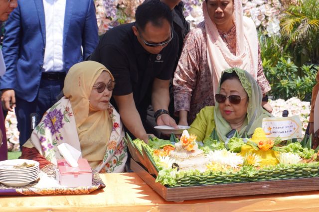 Umi Hj Rosmaini MS Sebut Kehadiran Ibu Sinta Nuriyah Wahid Sebagai Anugerah di Milad ke-47 Diniyyah Al-Azhar