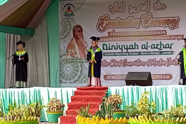 Tangis Haru Wisuda Akbar Diniyyah Al-Azhar Bungo Jambi 2022, Santri MA: Terima Kasih Guru dan Mohon Lapangkan Dada Kalian